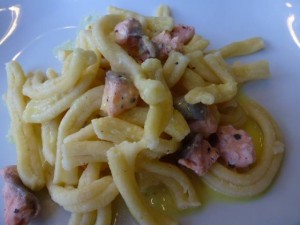 Gedämpfte Nudeln mit Lachs