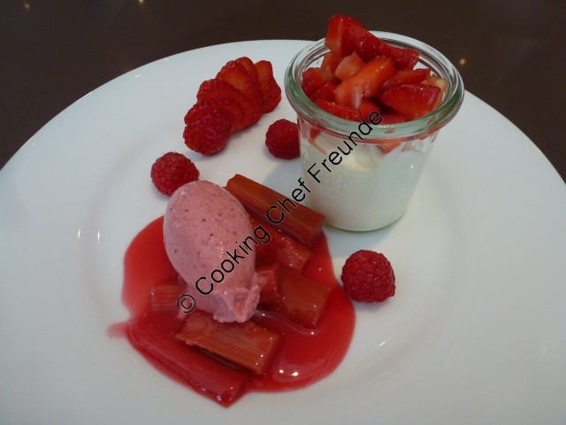 Joghurt-Mousse mit geschmortem Rhabarber und Erdbeereis - Cooking Chef ...