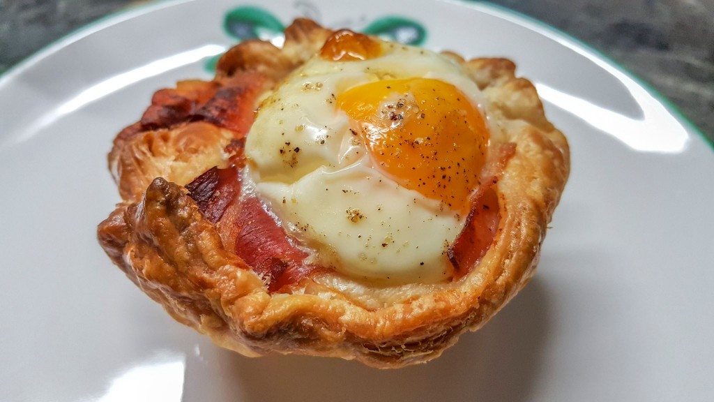 Ei mit Bacon im Blätterteigkleid - Cooking Chef Freunde